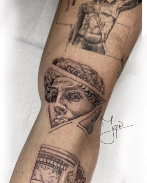 tatuaje estatua griega
